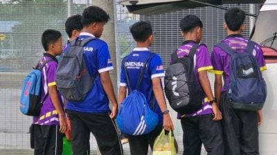 “只因不想让他们留下遗憾” 老师出钱出力为学生圆梦