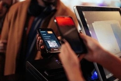  “大哥你超过60了吗？” 男子看戏买错乐龄票当场社死