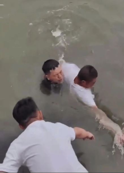 “挺身而出是本能反应”    河南军人连救4人 向母磕头又下水 救起5人不支昏迷