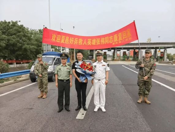 “挺身而出是本能反应”    河南军人连救4人 向母磕头又下水 救起5人不支昏迷