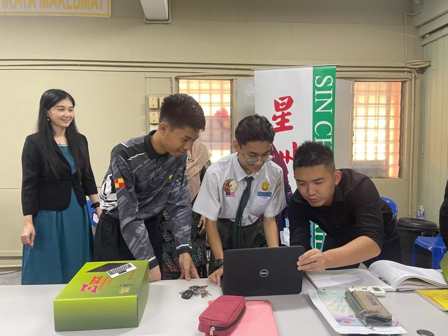 “e梦成真笔电助学计划”第二波送暖