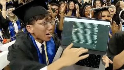 美加州大学毕业典礼 学生展示AI写论文惹议