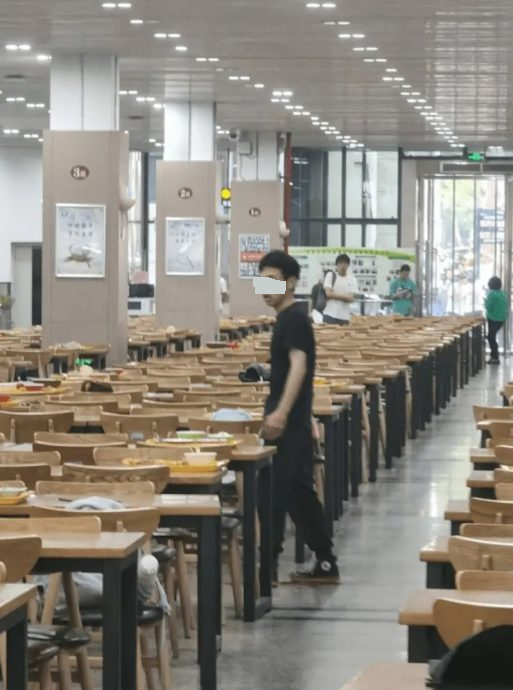 ●打蒙眼睛 看世界/武汉大学学生持刀伤人 警方:嫌犯因学业不顺行凶