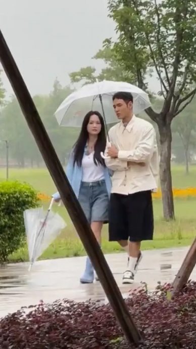 《命中注定》17年后再合体 阮经天陈乔恩重现雨中撑伞