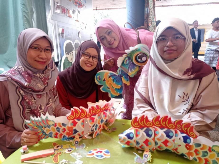 《我们》/马来公务员玛莉亚蒂与阿尼萨的语言学习之路