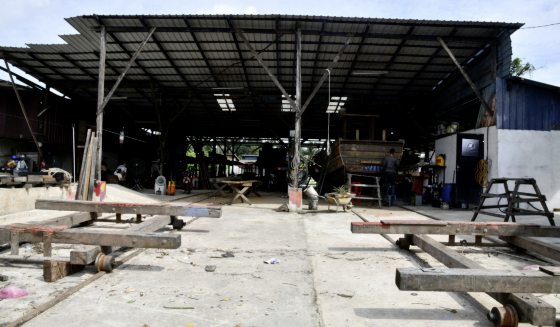 【马登船家:造船/02】不载渔获只载红树桐,一艘红树船耐用50年