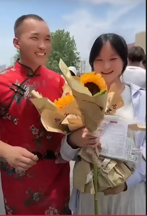 一人高考全家人上战场 爸爸穿旗袍 举球后立牌 妈妈辞职陪读