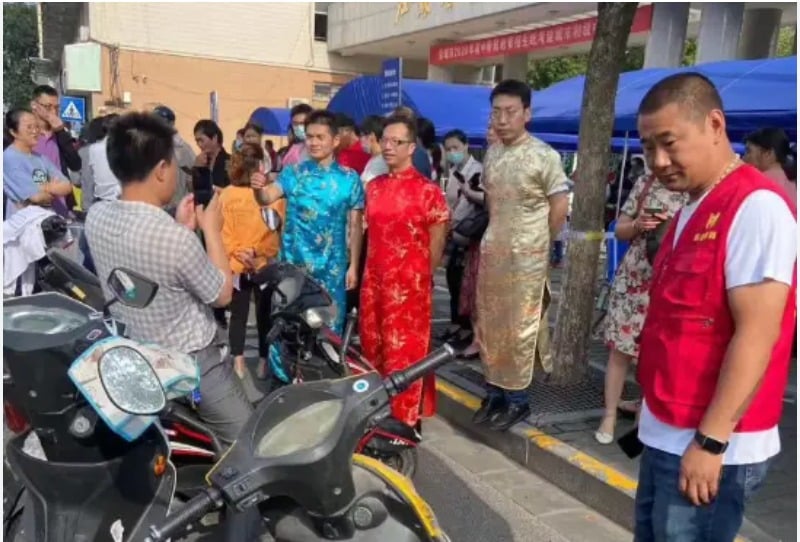 一人高考全家人上战场 爸爸穿旗袍 举球后立牌 妈妈辞职陪读