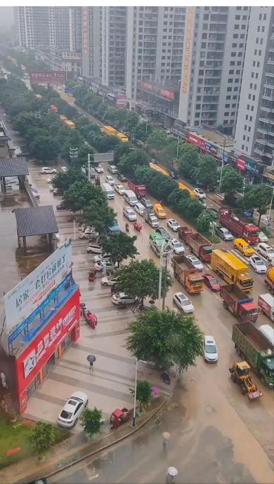 一周淹水两次！贵州“村超”起源地急撤30万人急撤出城高速现大塞车