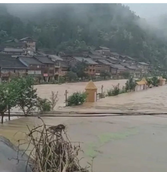 一周淹水两次！贵州“村超”起源地急撤30万人急撤出城高速现大塞车
