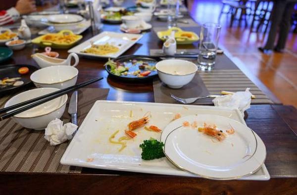 一家人吃完才投诉不好吃 逼餐厅打折还免费送甜品