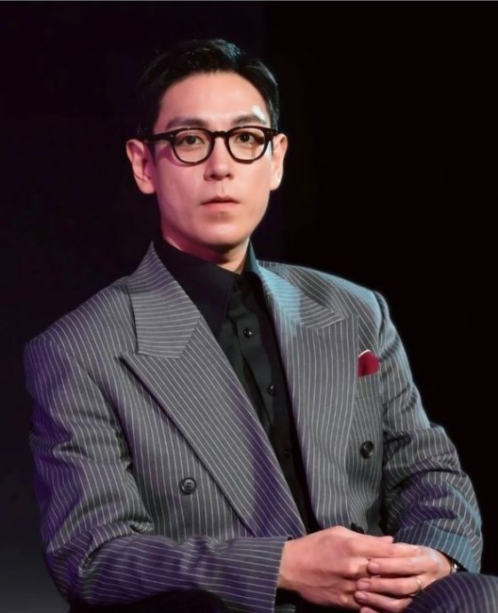 上唇变薄法令纹加深 T.O.P五官变化引热议