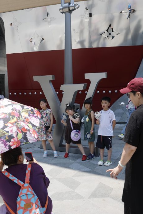 上海打卡热门地标 全球唯一LV路易号街头亮相