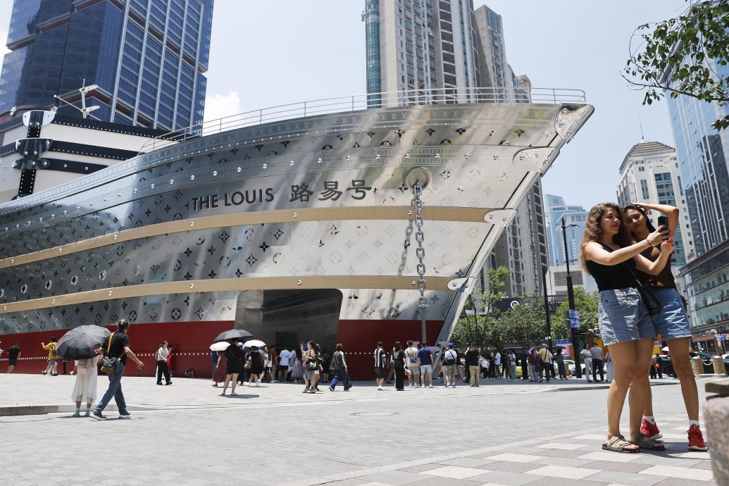 上海打卡热门地标 全球唯一LV路易号街头亮相