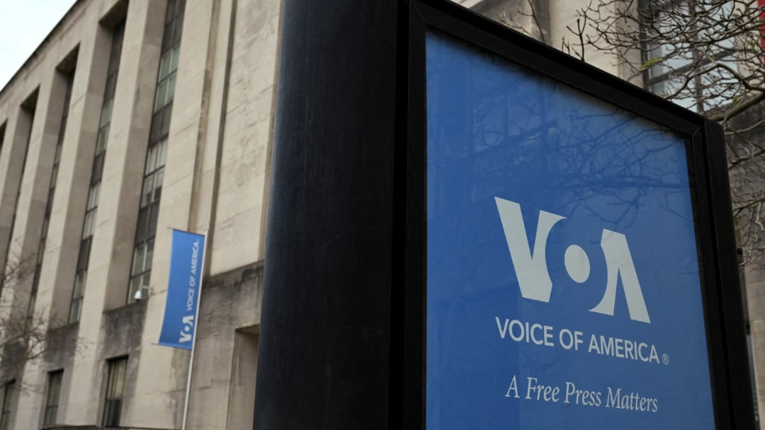 不仅砍到骨折!《美国之音》再裁600多人 共削减85%人力