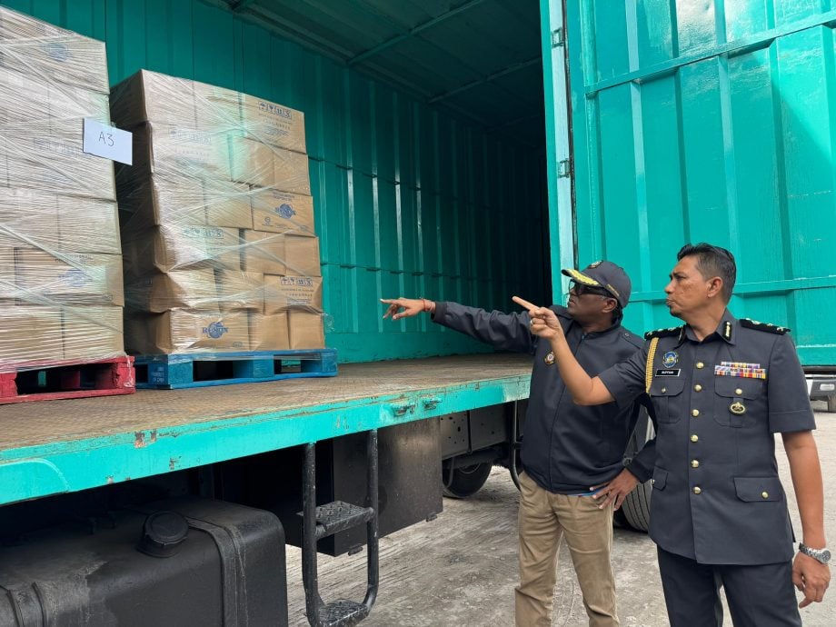 不法批发商采用快递新手法转运1公斤津贴食油。