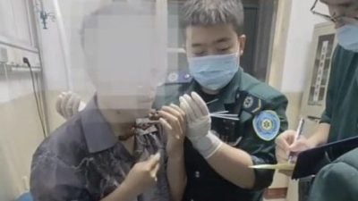 与同事烧烤店用餐起争执 男子颈项被扎4支烧烤签