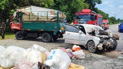 与小罗里相撞 轿车司机伤重毙命