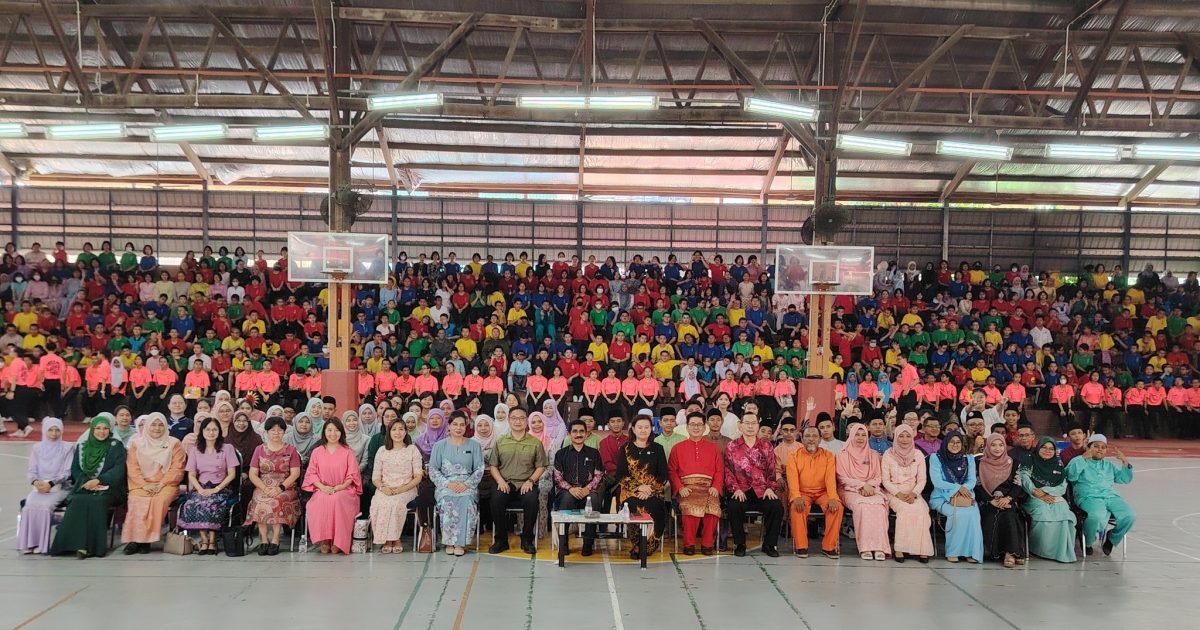 东《学记》:吉兰丹中华国民型华文中学早前在校内体育馆举行了主题为《五彩缤纷》的开斋节庆典。