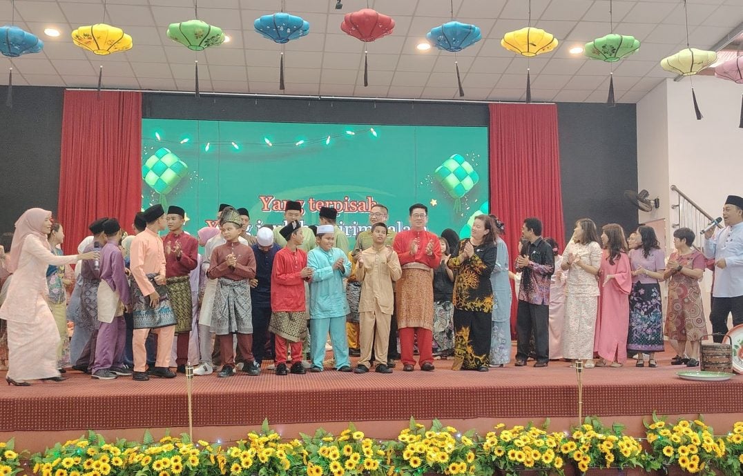 东《学记》:吉兰丹中华国民型华文中学早前在校内体育馆举行了主题为《五彩缤纷》的开斋节庆典。