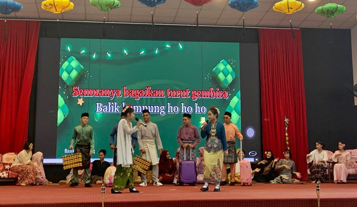 东《学记》:吉兰丹中华国民型华文中学早前在校内体育馆举行了主题为《五彩缤纷》的开斋节庆典。