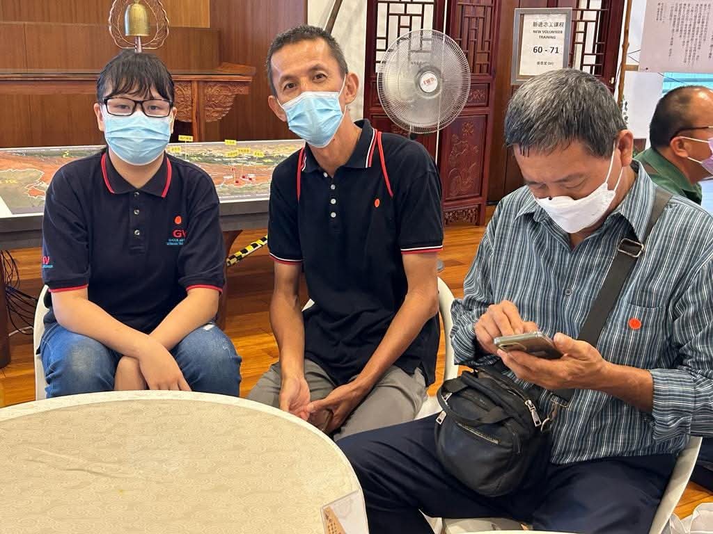 东头：单亲校工父亲身兼母职 无怨照顾过动儿 十年为子女扛起一片天