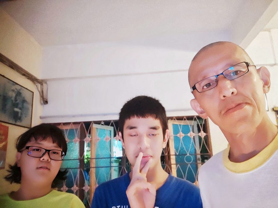 东头：单亲校工父亲身兼母职 无怨照顾过动儿 十年为子女扛起一片天