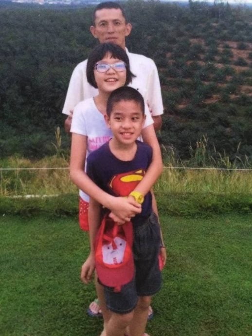 东头：单亲校工父亲身兼母职 无怨照顾过动儿 十年为子女扛起一片天