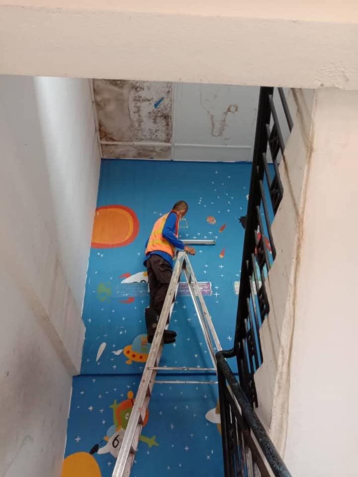 东头：单亲校工父亲身兼母职 无怨照顾过动儿 十年为子女扛起一片天