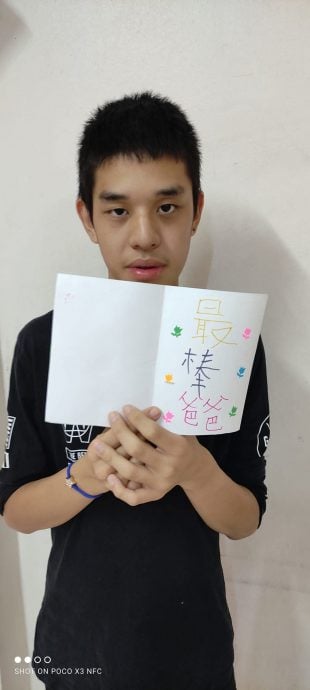 东头：单亲校工父亲身兼母职 无怨照顾过动儿 十年为子女扛起一片天