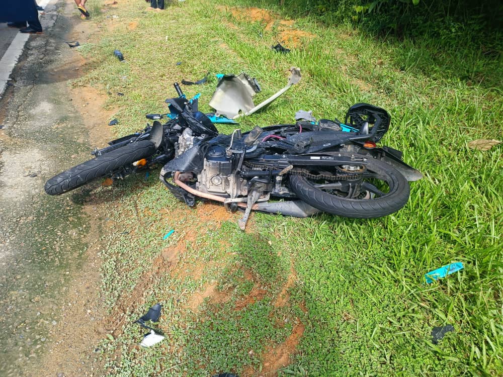 东(已发布):轿车突然横过马路 摩托车刹车不及撞正 骑士不幸身亡