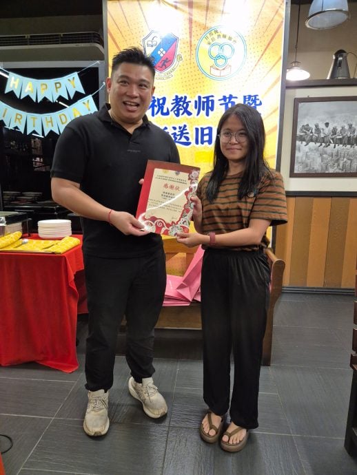 为感谢教师们的无私奉献与辛勤付出，甘马挽挽华小学家教协会日前举办了一场温馨热闹的教师节聚餐会，向全体教师表达深切的谢意。
