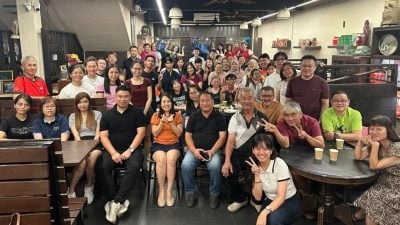 挽华小学教师节聚餐  家协送礼向老师表谢意