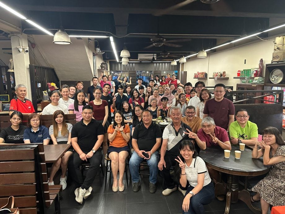 为感谢教师们的无私奉献与辛勤付出，甘马挽挽华小学家教协会日前举办了一场温馨热闹的教师节聚餐会，向全体教师表达深切的谢意。