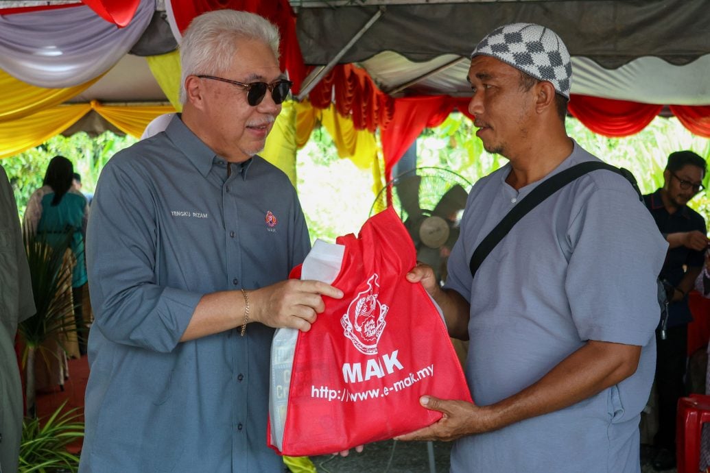 东(已签):吉兰丹伊斯兰及马来习俗理事会(MAIK)准备了69头牛,宰牲后分给7个原住民村落约3700户家庭。