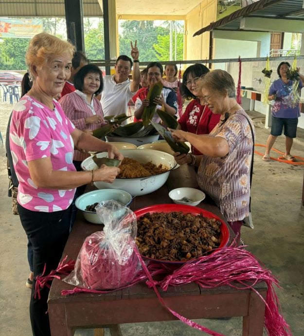 东((已签)巴雅巴西(Paya Pasir)新村一连两天举行端午节庆祝活动,场面即温馨又热闹。