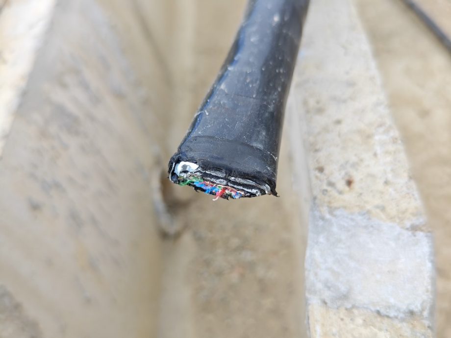 东铁1.2公里信号电缆被盗，光纤电缆被破坏，7个车站变压器被盗窃，影响测试恐造成工程延误交付，每天罚款125万