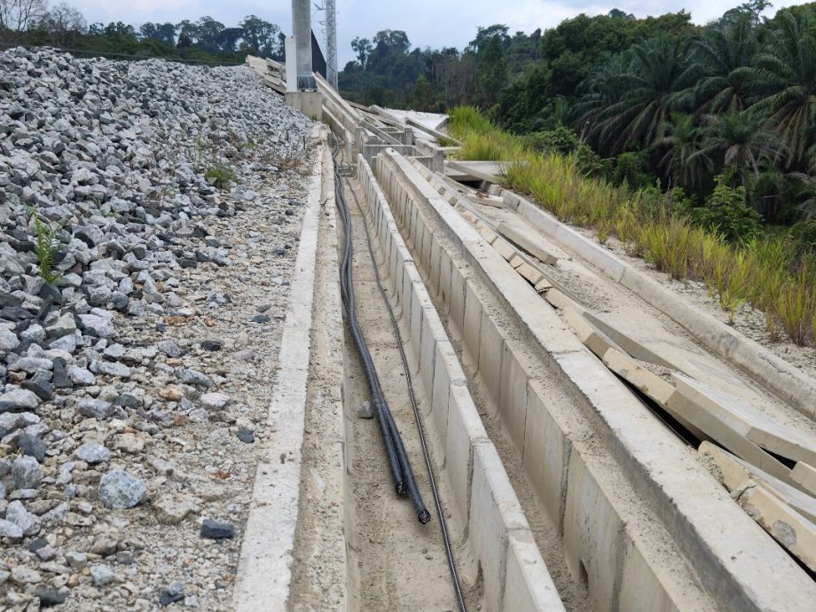 东铁1.2公里信号电缆被盗，光纤电缆被破坏，7个车站变压器被盗窃，影响测试恐造成工程延误交付，每天罚款125万