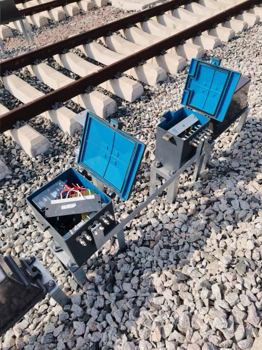 东铁1.2公里信号电缆被盗，光纤电缆被破坏，7个车站变压器被盗窃，影响测试恐造成工程延误交付，每天罚款125万