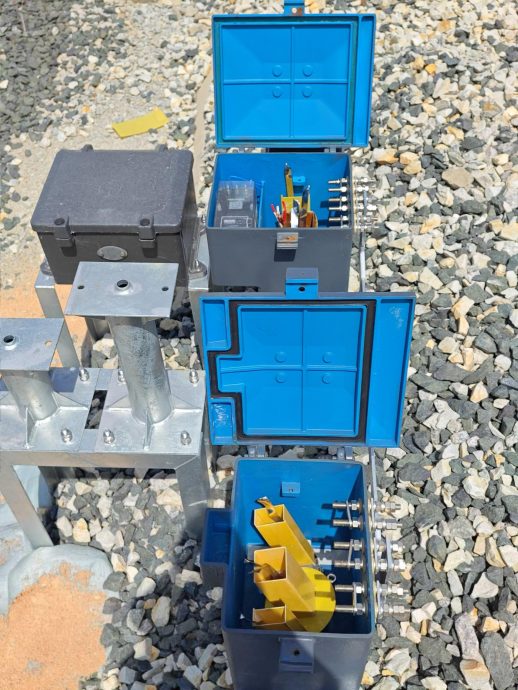 东铁1.2公里信号电缆被盗，光纤电缆被破坏，7个车站变压器被盗窃，影响测试恐造成工程延误交付，每天罚款125万