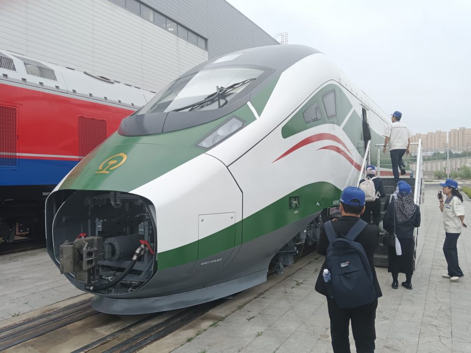 东铁第二主文：首两列动车组及电力机车于2025年底前到达马来西亚，首台车测试里程8000公里
