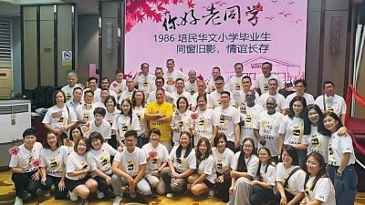 斯里再也培民華小1986年畢業生回母校 舉行感恩聚會