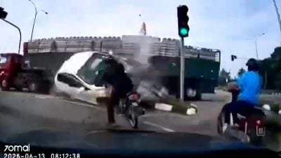 视频 | 交通灯前遭罗里猛撞翻覆 轿车司机受轻伤报案