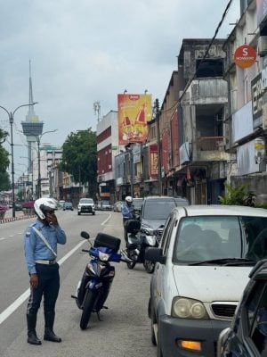 东（已签发）：关丹市政厅执法组取缔阻街行动