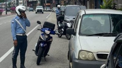 关丹市政厅执法组取缔阻街行动