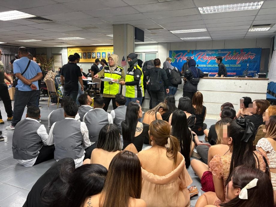 东(已签发):彭移民局突击娱乐场所捕85外籍女子