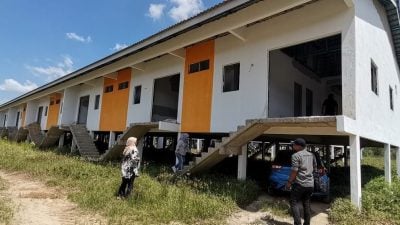 繁荣屋计划无故停工 购屋者供屋兼付房租负担大