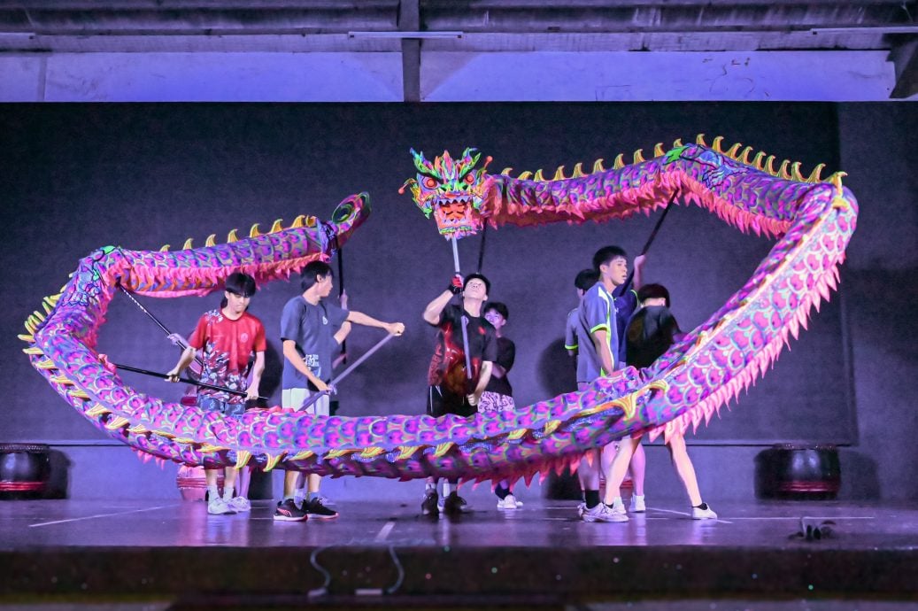 东（已签）：丹中之夜《记得我们年少时》歌舞剧，演出全员展开为期3天的首次全体排练。