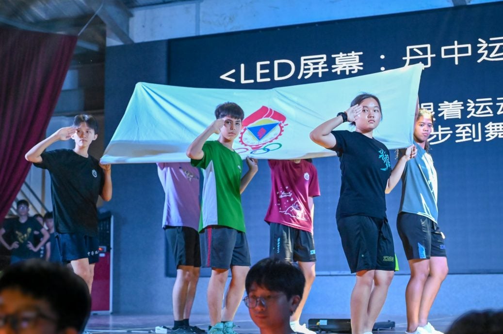 东(已签):丹中之夜《记得我们年少时》歌舞剧,演出全员展开为期3天的首次全体排练。