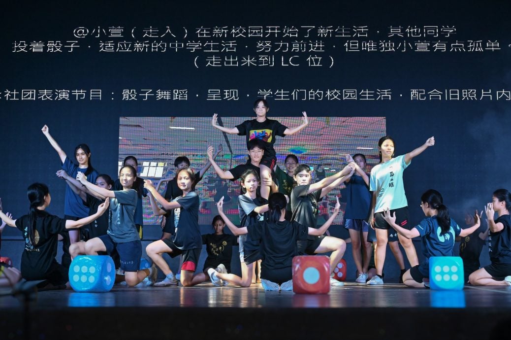 东(已签):丹中之夜《记得我们年少时》歌舞剧,演出全员展开为期3天的首次全体排练。